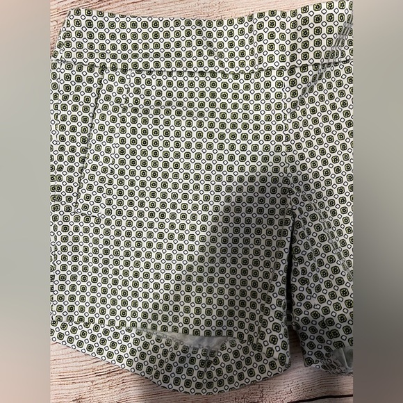 J.Crew Chino Stretch City Fit Lt. Green & White Geo Print Shorts Size 2 - Picture 2 of 5